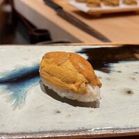 鮨 つぼみ - 赤ウニ 愛媛県松山市中島より
                    にぎりのフォルムの美しい！
                    川口大将が仕入れるミョウバンを使っていない赤ウニは、最高に美味しいです！
                    鮨つぼみさんでのこの季節のお楽しみです♪
                    