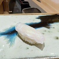 鮨 つぼみ - メイチダイ 塩で 愛知より
                    大将のシャリが、白身魚のメイチダイの上品な味わいにぴったり！
                    適度な脂のりに、ほんのりとした甘み、今が旬の魚は美味しい！