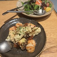 オービカ モッツァレラバー 横浜店 - 海老とカリフラワーサラダ