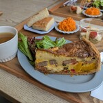 パティスリーカフェ トッペン - キッシュランチ。見たことないくらいの大きさ！