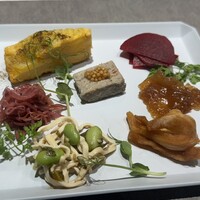 ON the TABLE CHINESE - 