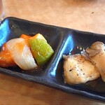 七乃花 - お通し(酢豚、魚ソテー)