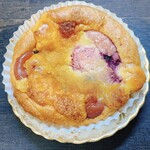 パン工房 ブランジェリーケン - 3種ベリー・いちごクリーム・練乳クリームチーズ・ザマンドブリオッシュ(390円)