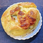 パン工房 ブランジェリーケン - ナスのペンネアラビアータとバジルチキン・モッツァレラのカボチャベーグル(420円)