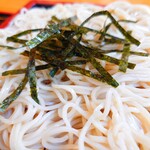 やぶ善 - 更科寄りの、ホシが無い白い蕎麦は喉越しが良い。