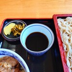やぶ善 - 甘さが抑えられた、濃いめの蕎麦汁(つゆ)。