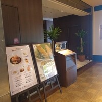 ブラッスリー ポール・ボキューズ 銀座 - お店の エントランス、この奥に 受付カウンターあります