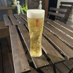 ピッツェリア アミーチ - 店中が満席なので、外のテラス席でまず一杯