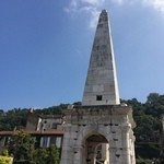 Restaurant La Pyramide - 店名の由来であるピラミッドがそばに