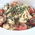 TWELVE ON THE PARK BAR & GRILL - 沖縄県産車海老とつぶ貝のトマトサフランソース/沖縄中太ちぢれ麺