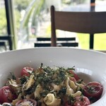 TWELVE ON THE PARK BAR & GRILL - 沖縄県産車海老とつぶ貝のトマトサフランソース/沖縄中太ちぢれ麺