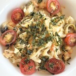 TWELVE ON THE PARK BAR & GRILL - 沖縄県産車海老とつぶ貝のトマトサフランソース/沖縄中太ちぢれ麺