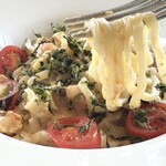 TWELVE ON THE PARK BAR & GRILL - 沖縄県産車海老とつぶ貝のトマトサフランソース/沖縄中太ちぢれ麺