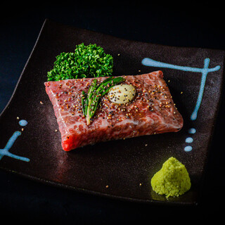 首先為您呈上塊狀肉（低溫烹調牛排）！