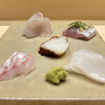 すしのいずみ - お造り マゴチ（夏が旬）、伊豆の真鯵、真蛸、明石の鯛、剣先イカ