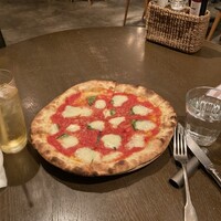 オービカ モッツァレラバー 梅田店 - モッツァレラチーズのマルゲリータピザ