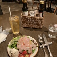 オービカ モッツァレラバー 梅田店 - ハム付きのサラダたっぷりでしたが、フレッシュさはなくへにゃへにゃでした。