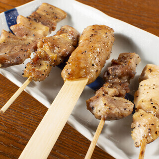 外はパリッと、中はジューシー♪香ばしくて旨い炭火焼き鳥が自慢