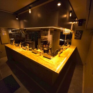 隠れ家的でスタイリッシュな店内◆立ち飲みスタイルでお気軽に