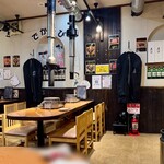 小竹家 - スパイラルダクトの排煙でゆったりのテーブル席