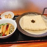 食煅 もみじ - つけそば(大)メンマ 
      
      平日10:30頃到着。
      余裕で先頭集団だろうと思っていたら、この日は駐車可がかなり埋まっている。
      食券購入時、2回転目の案内と言われる（ ;  ; ）
      