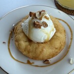 CAFE DE BIZARRE - ジェラートのせドーナツ A.キャラメルナッツ 550yen。