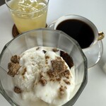 CAFE DE BIZARRE - 波照間黒糖とジェラートのせコーヒーゼリーパフェ 650yen。