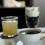 CAFE DE BIZARRE - 濃いめの珈琲 650、リンゴジュース 600。