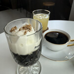 CAFE DE BIZARRE - 波照間黒糖とジェラートのせコーヒーゼリーパフェ 650yen。