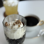 CAFE DE BIZARRE - 波照間黒糖とジェラートのせコーヒーゼリーパフェ 650yen。