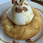 CAFE DE BIZARRE - ジェラートのせドーナツ A.キャラメルナッツ 550yen。