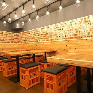 駅からアクセス抜群！多彩な席を完備した活気あふれる明るい空間