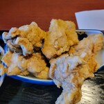 めんどり屋 - 定番の唐揚げです。量が多めです。