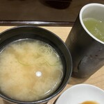 寿司 魚がし日本一 京橋エドグラン店 - 2025.7 今日は、氷入りの緑茶になってました。