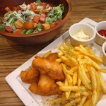 Bistro＆Cafe blanc - ディナーで人気の「シーザーサラダ」と「フィッシュ＆チップス」