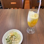 SAVOR THE ASIAN TABLE - セットのミニサラダとドリンク(マンゴーラッシー)('25/07/28)