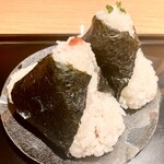 おにぎりのありんこ - 料理写真:おにぎり（うめ、しそ）のアップ
