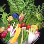 野良のまたたび - 地物にこだわり農場から直送の野菜が盛り沢山のバーニャフレイダ。3種のソースでお召し上がり下さい