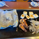 海鮮もんじゃ 片岡 - 生鮭とキノコのマヨホイル（左）  はんぺん焼き（右上）  天使のエビ（中央）