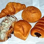 311126701 - 持ち帰って包みを広げたらもう待ちきれない。