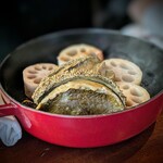 蒼 - 黒鮑12時間蒸し 自家製バター。向こうに見えるのは、茨城 蓮根三兄弟さんの蓮根