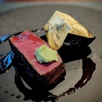 蒼 - 上田畜産 特別長期肥育45か月 雌牛「特別な但馬玄」の炭火焼き　但馬玄ジュのソース。圧巻！圧巻すぎる！スッとナイフが入る官能的な美しさ、舌で押すとジュが溢れてくるような肉質。ふぅ〜♡