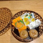 玉峰館 - 部屋に置かれたお菓子