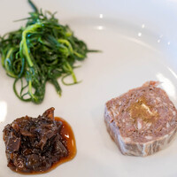 La Stalla - 2025.7 常陸の輝き（豚肉）とウンブリア産黒トリュフを蝦夷鹿の網脂で巻いたテリーヌ ゆずもファーム産トロペア（赤玉葱）ジャム アグレッティ（オカヒジキ）