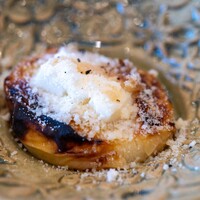 La Stalla - 2025.7 かすみがうら市産桃のオーブン焼き タレッジョ パルミジャーノ・レッジャーノ ネパール産胡椒