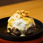 代官山のんき - 青森県産よしだ家のにんにくたっぷり 鉄板チーズレアハンバーグ