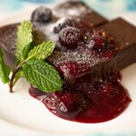 代官山のんき - ジャンドゥーヤ ヘーゼルナッツとチョコレートのテリーヌ 赤いフルーツのソース