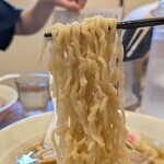 純手揉み中華 れん - コシが強く噛み応えがバツグンの太麺