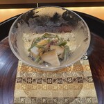 一心鮨 光洋 - 焼き平貝、湯通ししたつぶ貝、蒸した鮑をしじみのスープ、潤菜といっしょに