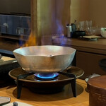 一心鮨 光洋 - アラを唐辛子と日本酒と火にかけて、火をつけてアルコール飛ばし、塩を足して柚子胡椒で香り付け